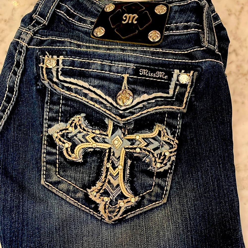 Miss Me Jeans 28 x 34. Like new only worn a few times. Very fancy